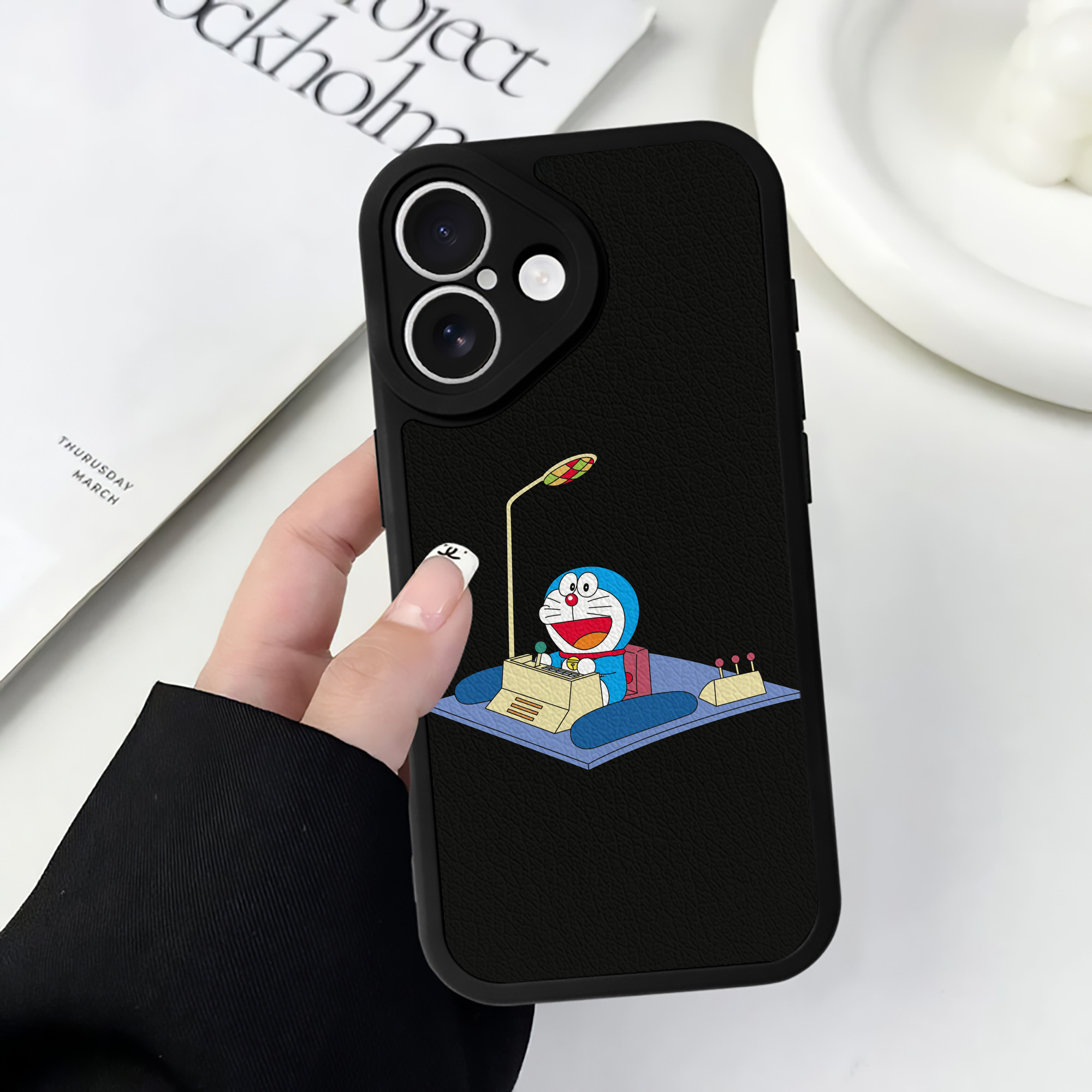 （画像用） ドラえもん Doraemon 【iPhone 16シリーズ対応】シリコンスマホケース（レザー調） 材質：シリコン